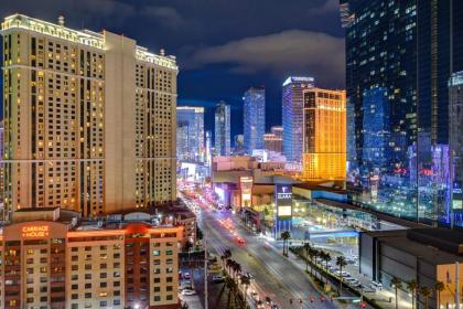 Lucky Gem Penthouse Suite MGM Signature Balcony Strip View 3505 - image 19