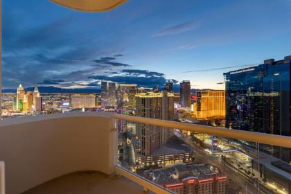 Lucky Gem Penthouse Suite MGM Signature Balcony Strip View 3505 - image 2