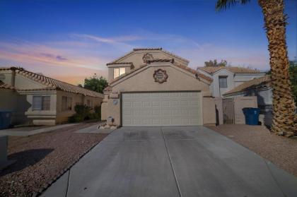 Las Vegas Oasis with Sparkling Pool home - image 3
