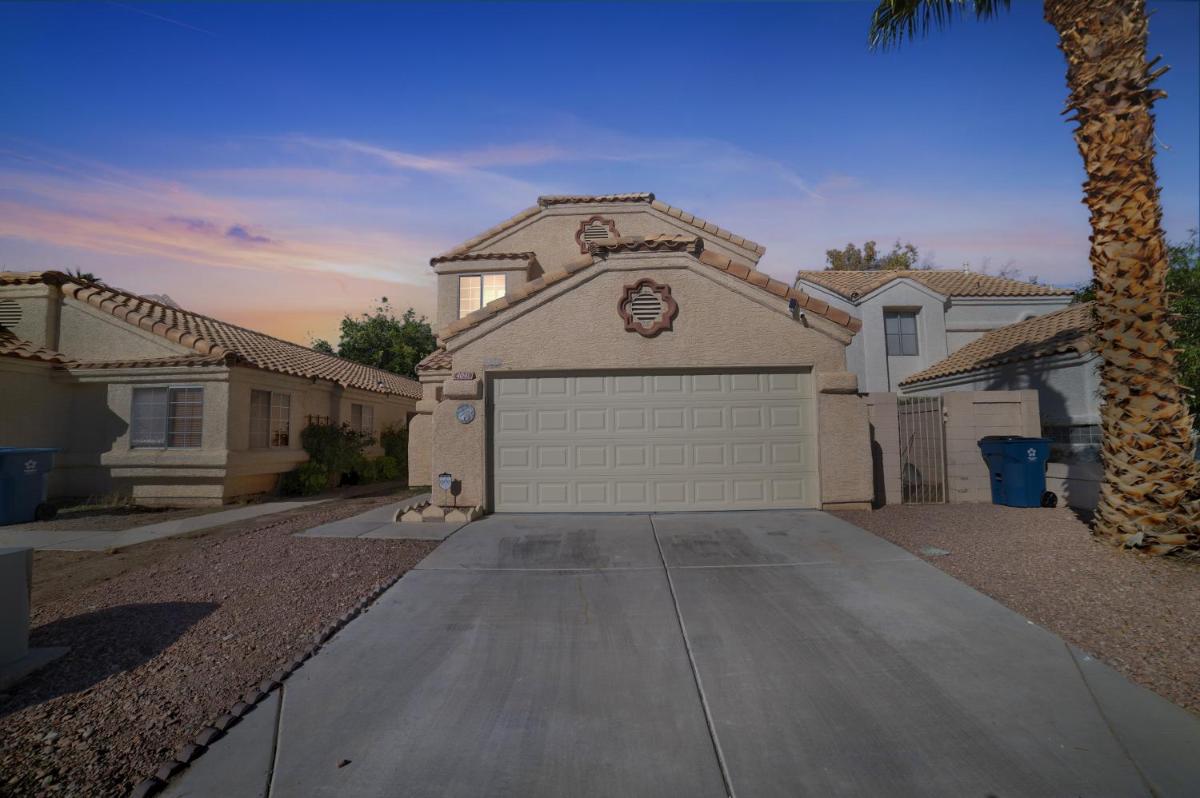 Las Vegas Oasis with Sparkling Pool home - image 3