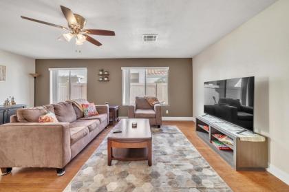 Las Vegas Oasis with Sparkling Pool home - image 4