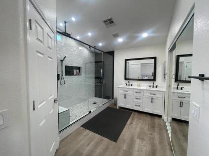 Welcome to Your Las Vegas Dream! Perfect Retreat! - image 12