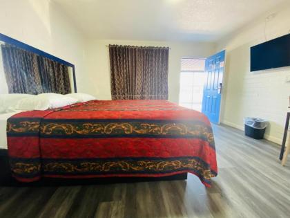 Lucky cuss Motel - image 10