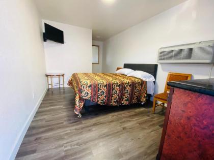 Lucky cuss Motel - image 17