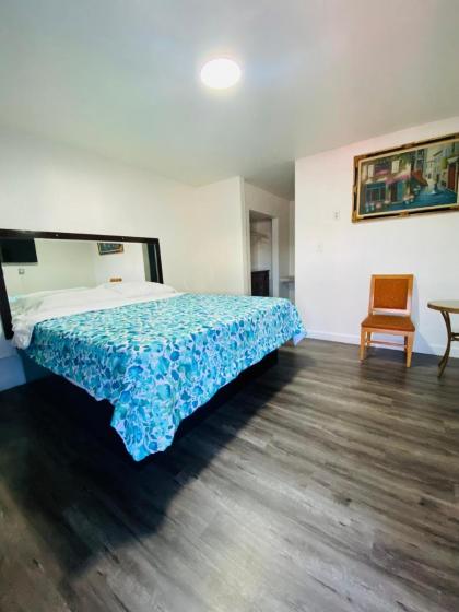 Lucky cuss Motel - image 19