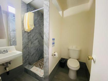 Lucky cuss Motel - image 2