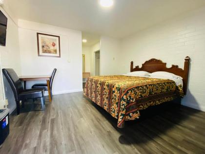 Lucky cuss Motel - image 21