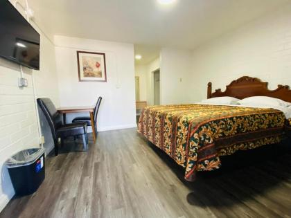 Lucky cuss Motel - image 23