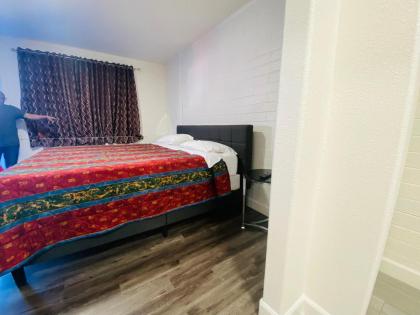 Lucky cuss Motel - image 26