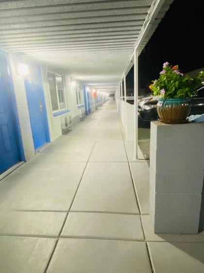 Lucky cuss Motel - image 29