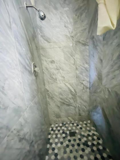 Lucky cuss Motel - image 3