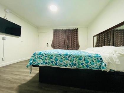 Lucky cuss Motel - image 4