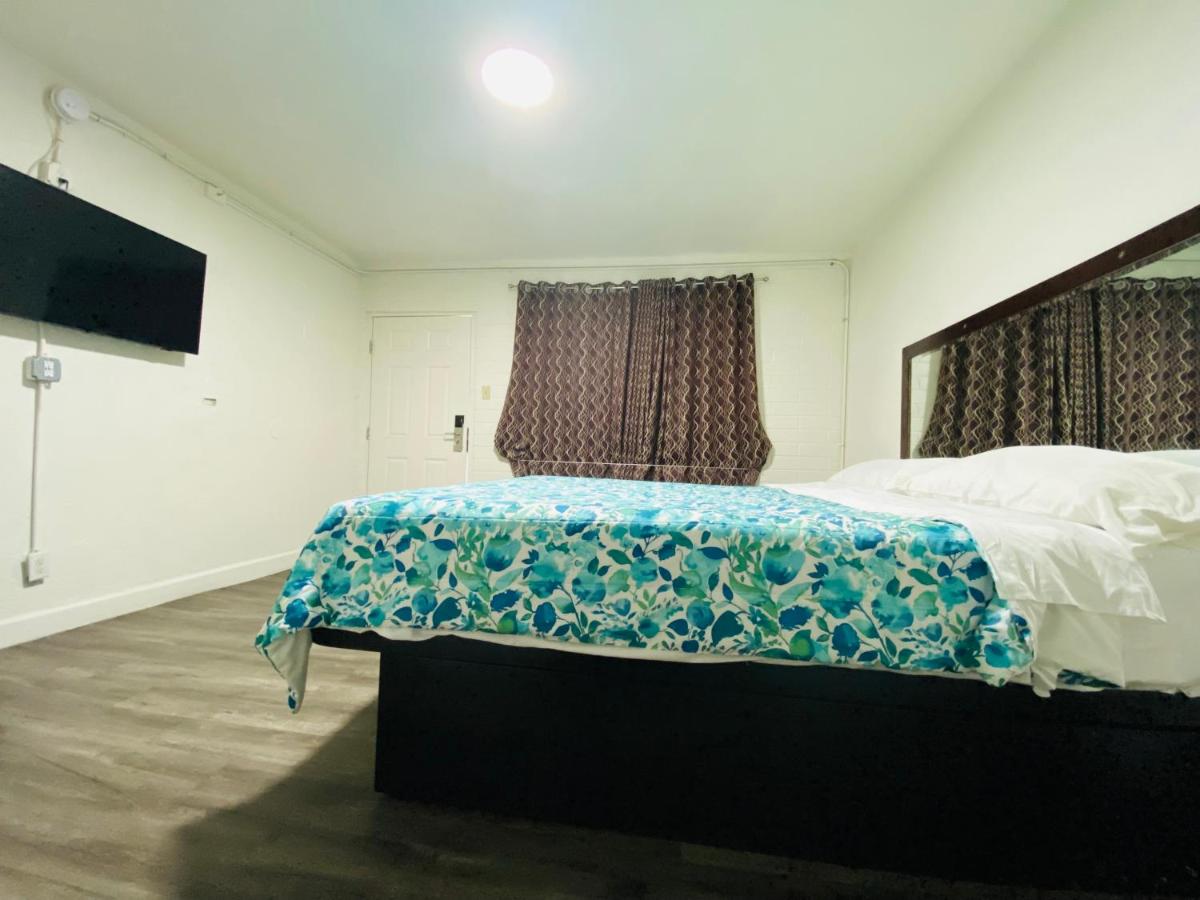 Lucky cuss Motel - image 4