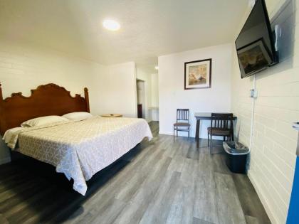 Lucky cuss Motel - image 5