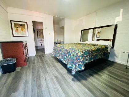 Lucky cuss Motel - image 8