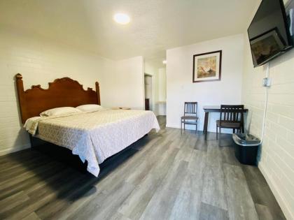 Lucky cuss Motel - image 9