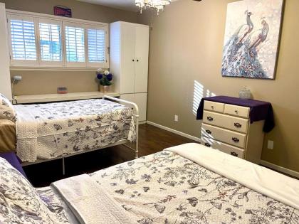 Stunning home close to strip/airprt- monthly - image 10