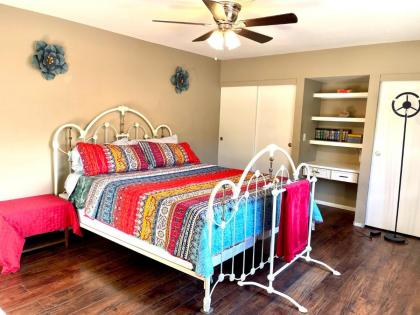 Stunning home close to strip/airprt- monthly - image 13