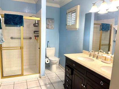 Stunning home close to strip/airprt- monthly - image 15