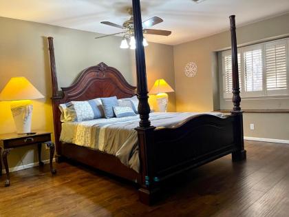 Stunning home close to strip/airprt- monthly - image 17