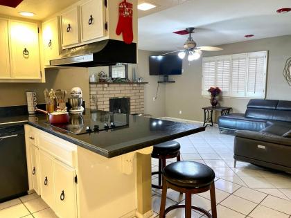 Stunning home close to strip/airprt- monthly - image 19