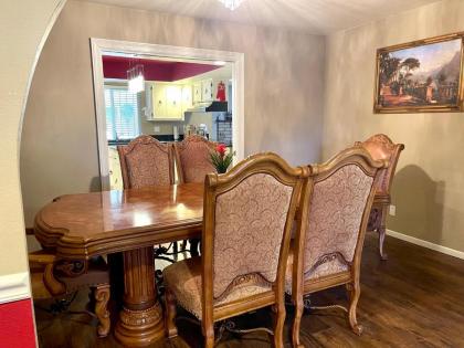 Stunning home close to strip/airprt- monthly - image 22