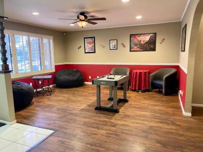 Stunning home close to strip/airprt- monthly - image 24