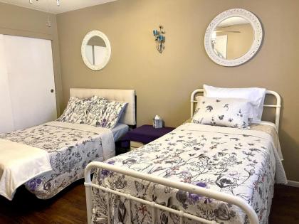 Stunning home close to strip/airprt- monthly - image 9