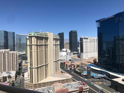 ! MGM Free resort access-High Floor STRIP view - image 3