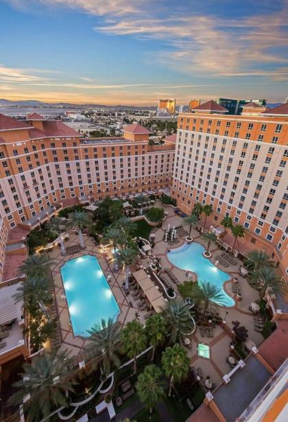 Las Vegas! Mediterranean Style Vacation Retreat - image 4