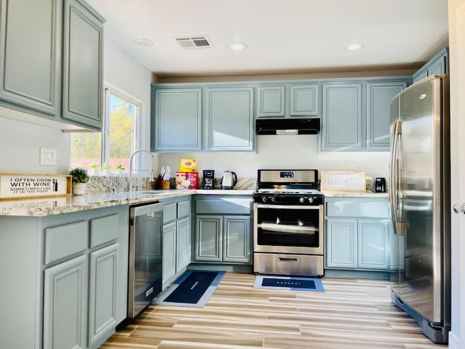 6 Bed Stunning Mint Retreat W/ Office - main image