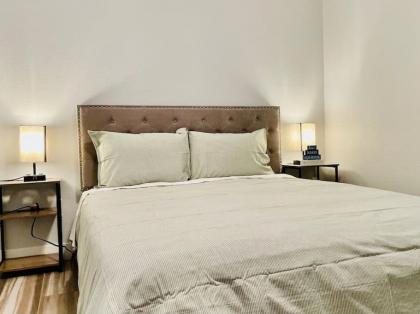 6 Bed Stunning Mint Retreat W/ Office - image 11