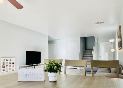 6 Bed Stunning Mint Retreat W/ Office - image 16
