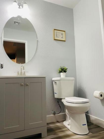 6 Bed Stunning Mint Retreat W/ Office - image 17
