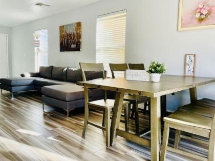 6 Bed Stunning Mint Retreat W/ Office - image 18