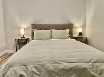 6 Bed Stunning Mint Retreat W/ Office - image 19