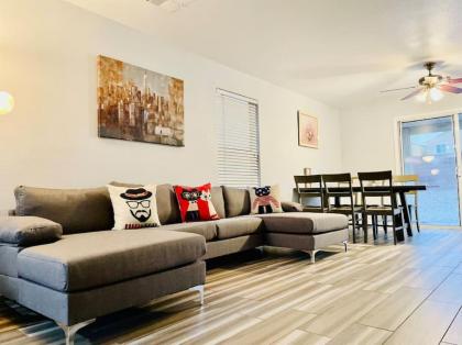 6 Bed Stunning Mint Retreat W/ Office - image 21