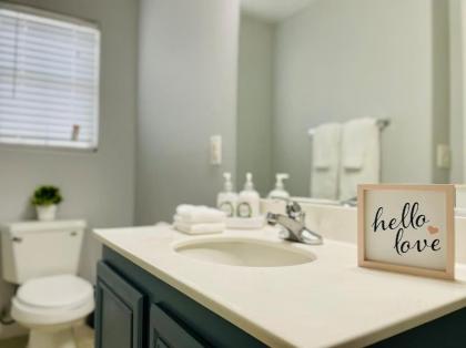 6 Bed Stunning Mint Retreat W/ Office - image 22