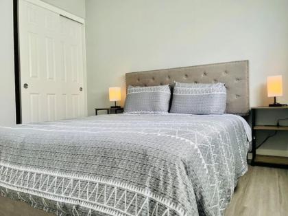 6 Bed Stunning Mint Retreat W/ Office - image 23