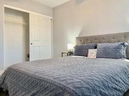 6 Bed Stunning Mint Retreat W/ Office - image 26
