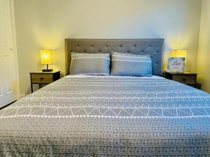 6 Bed Stunning Mint Retreat W/ Office - image 30