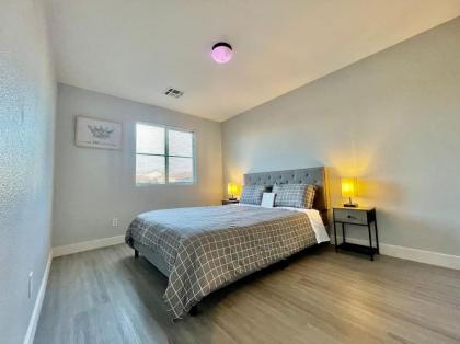 6 Bed Stunning Mint Retreat W/ Office - image 4