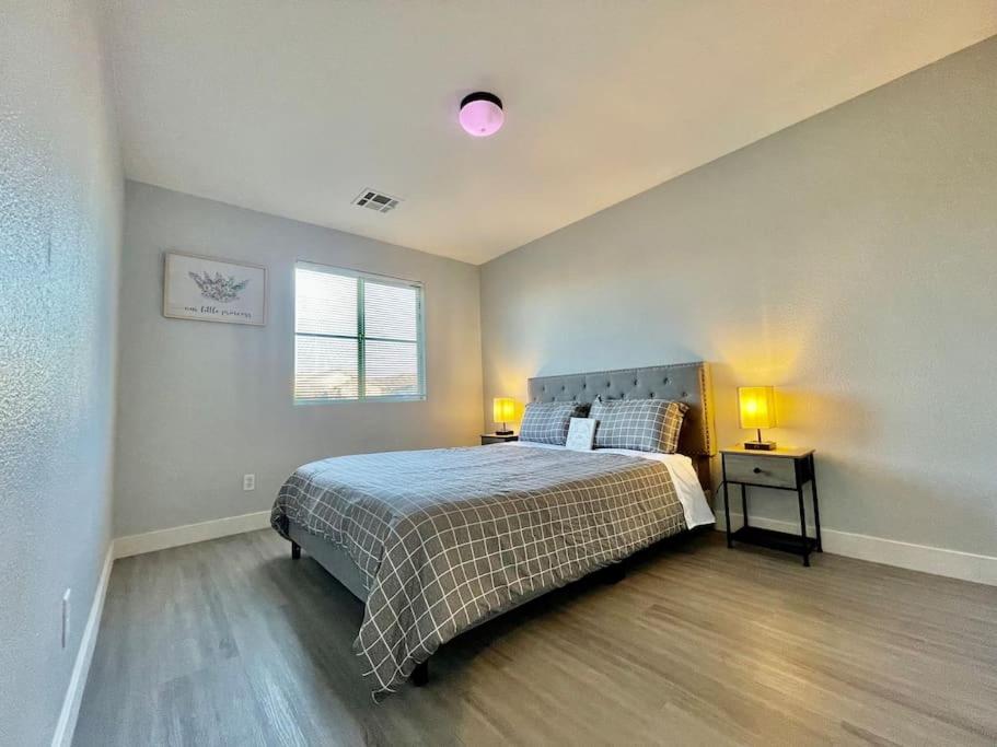 6 Bed Stunning Mint Retreat W/ Office - image 4