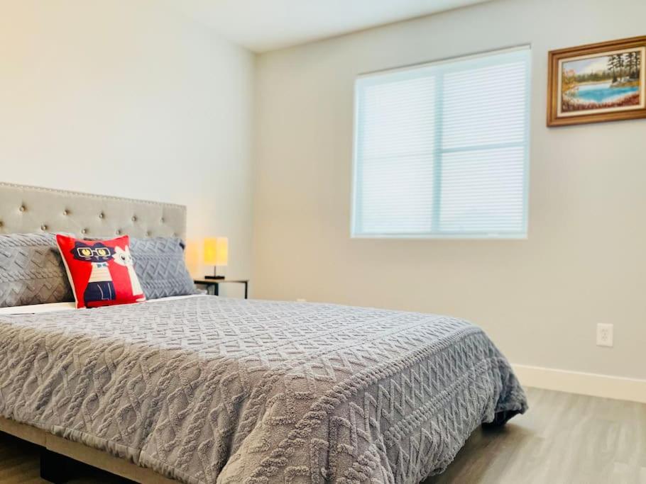 6 Bed Stunning Mint Retreat W/ Office - image 5