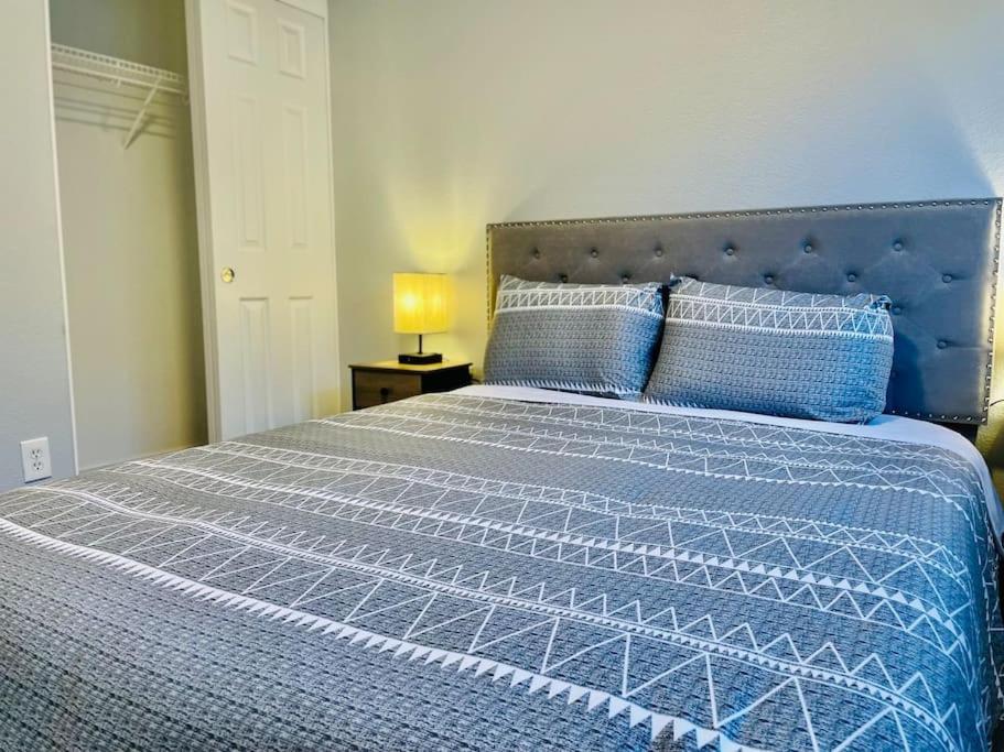6 Bed Stunning Mint Retreat W/ Office - image 7