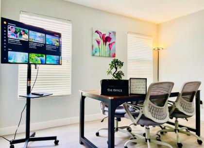 6 Bed Stunning Mint Retreat W/ Office - image 8