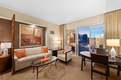 Lucky Gem Luxury Suite MGM Signature Balcony Strip View 2605 - image 9