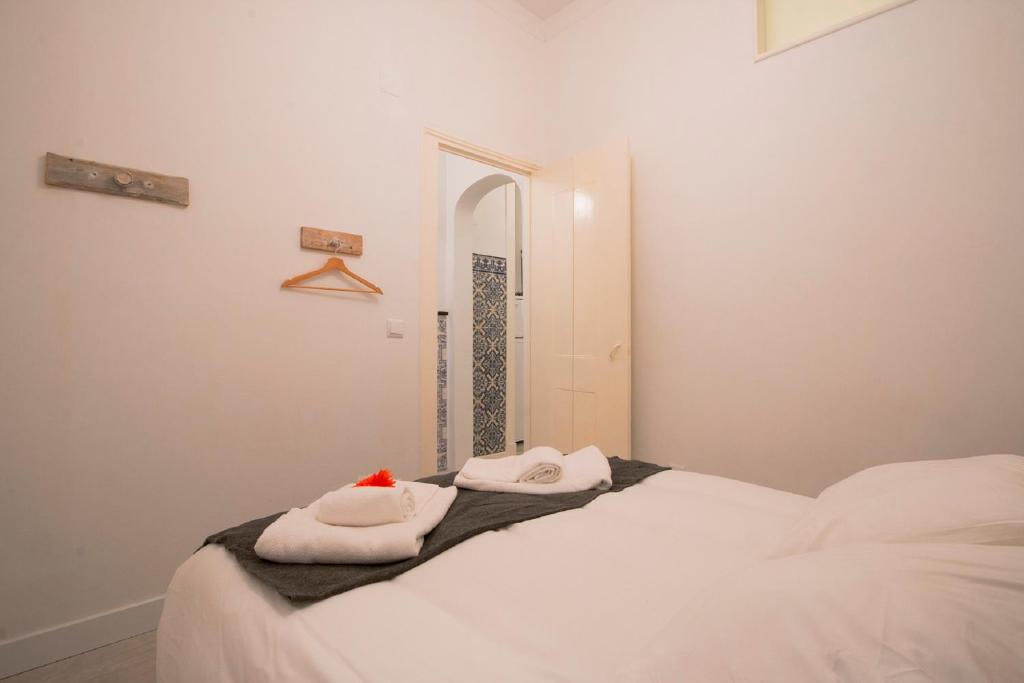 Trendy Alcantara Apartment - image 3