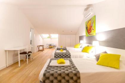 Apartment with 4 bedrooms in Lisboa with wonderful city view furnished balcony and WiFi 15 km from the beach - image 20