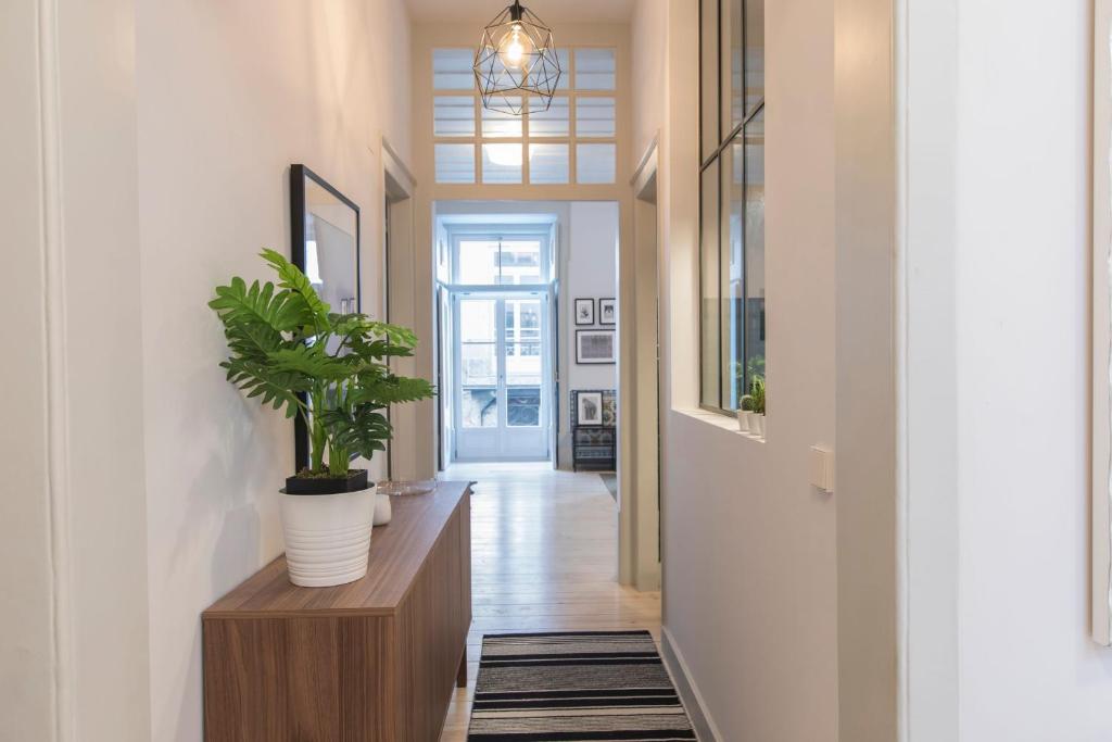LovelyStay - 3 Bedroom Downtown Wonderwall - image 4